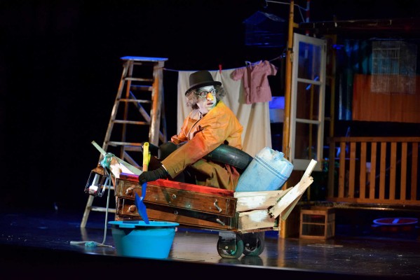 Espacio Inestable inicia su temporada teatral con un viaje por las bambalinas del globo terráqueo
