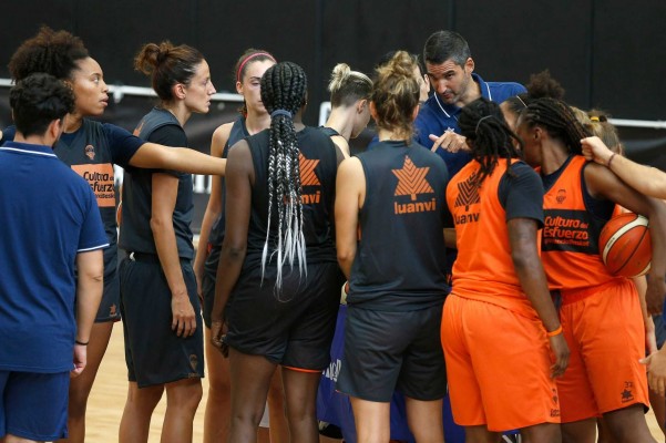 El primer proyecto en Liga Dia de Valencia Basket inicia los entrenamientos