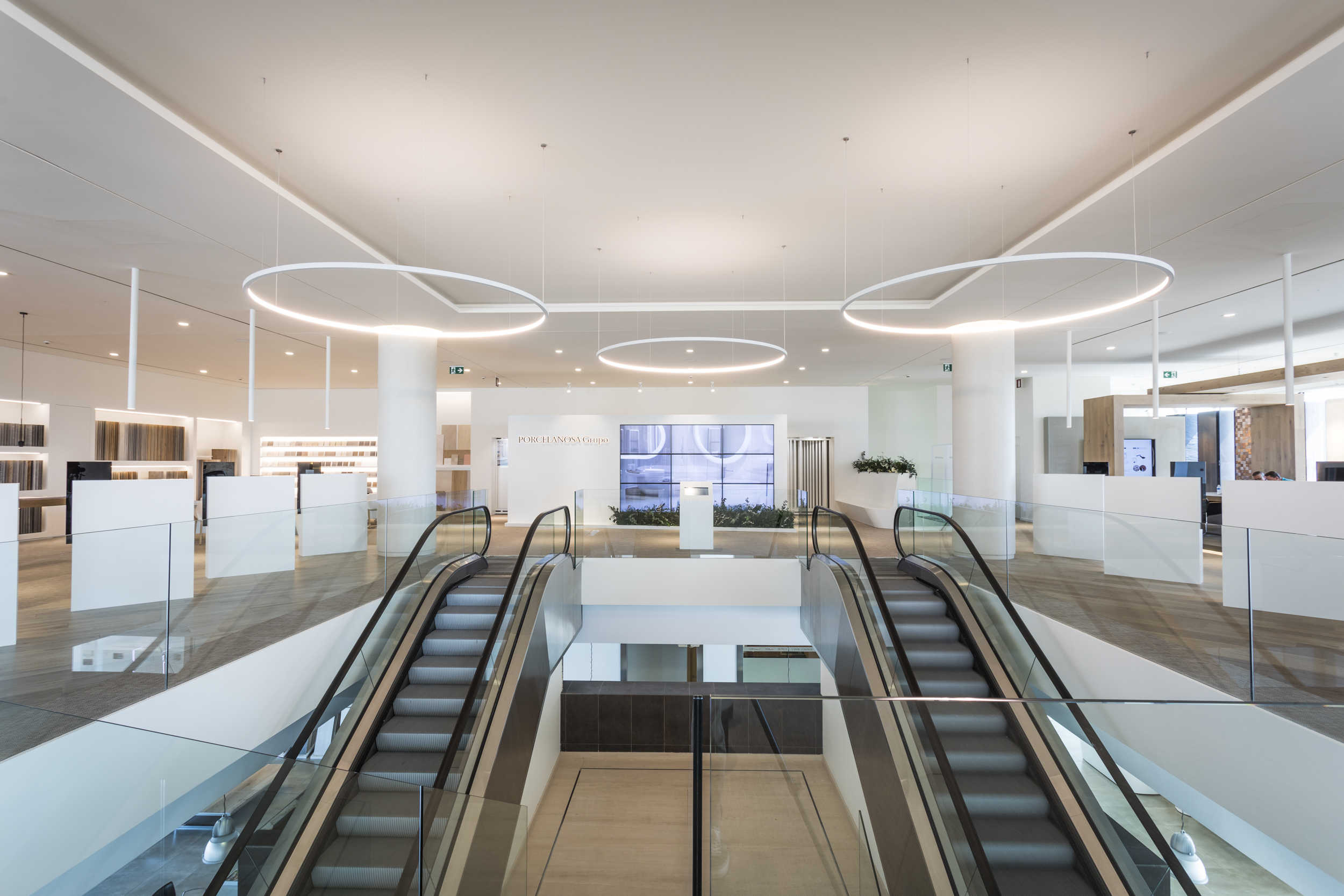 Aspecto interior del nuevo showroom de Porcelanosa Sedaví. - 