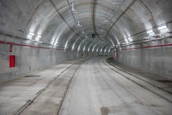 Así es el túnel del Tram que cruzará la Serra Grossa desde el martes (Fotos: RAFA MOLINA)