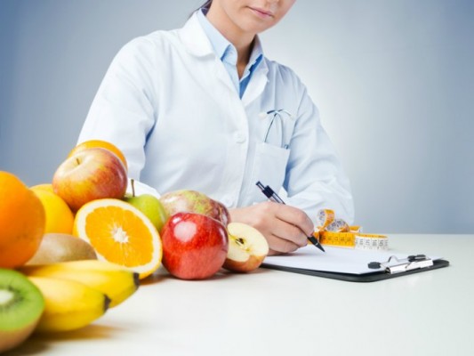 Las consultas al dietista-nutricionista se duplican después del verano, según el Colegio Oficial
