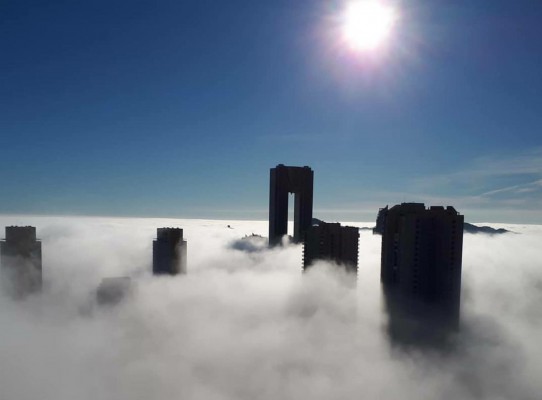 Así ha sido la niebla que ha cubierto el skyline de Benidorm 