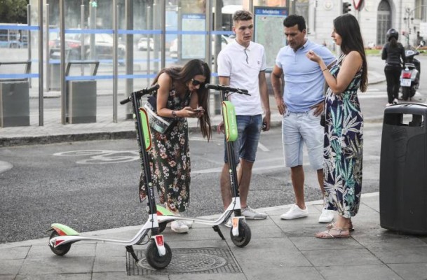 València da 24 horas a Lime para retirar los patinetes de las calles o se los llevará la Policía