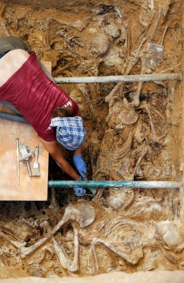 Aparecen los diez primeros cuerpos con impactos de bala en la fosa 112 del cementerio de Paterna 
