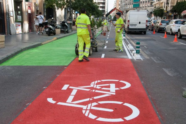 València amplía el espacio peatonal en la calle San Vicente y retoma la adecuación del carril bici