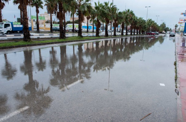 Temporal de lluvia en Torrevieja (fotos RAFA MOLINA)