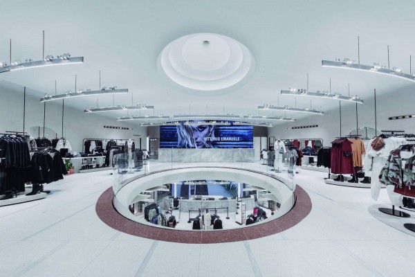 Inditex reabre su 'flagship' global en Milán, la segunda con sección 'online' en el mundo