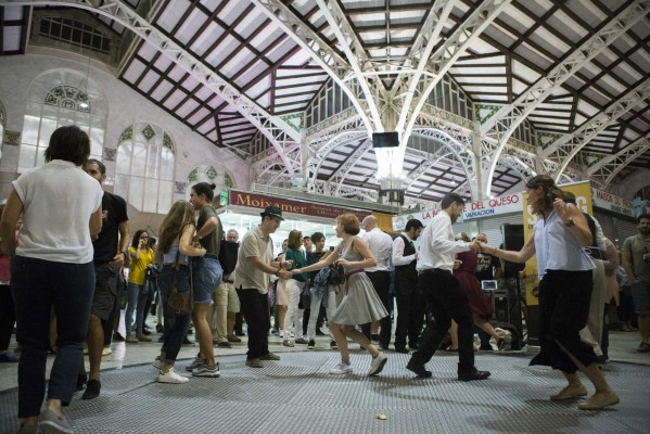 La fiesta de los mercados de València: batucadas, swing y paella para todos