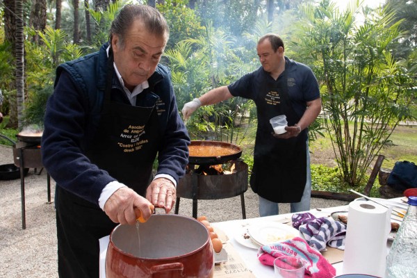 Comida de Arroz con Costra de Elche ante la Palmera Imperial (fotos PEPE OLIVARES)
