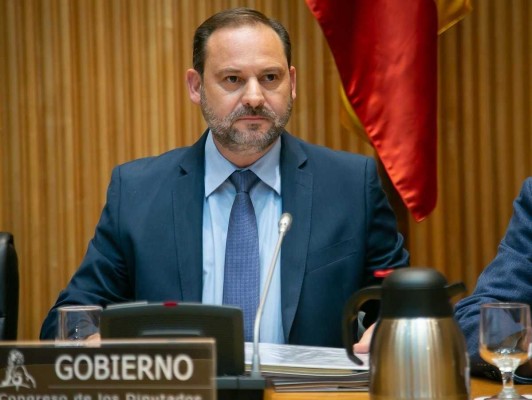 Ábalos afirma que las autopistas 'rescatadas' no saldrán al mercado antes de que acabe el año