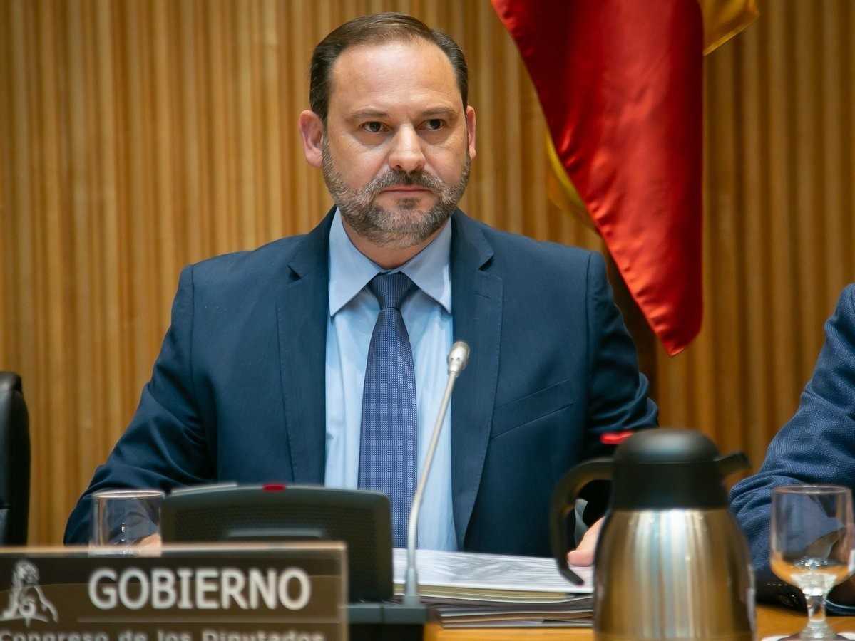 Ábalos afirma que las autopistas 'rescatadas' no saldrán al mercado antes de que acabe el año
