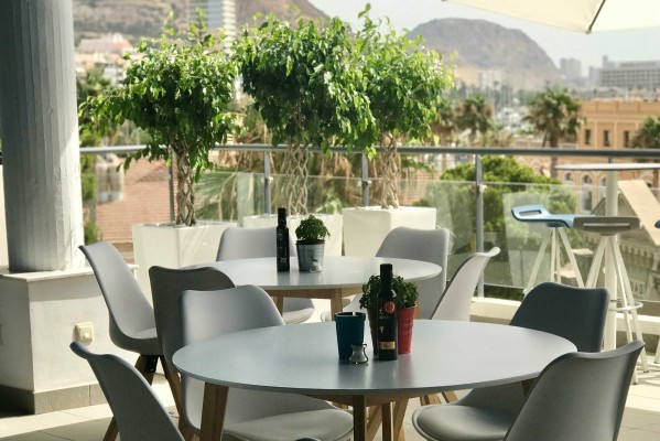 Amura Lounge: la cocina de Salva Linares y vistas al castillo en una terraza junto al mar