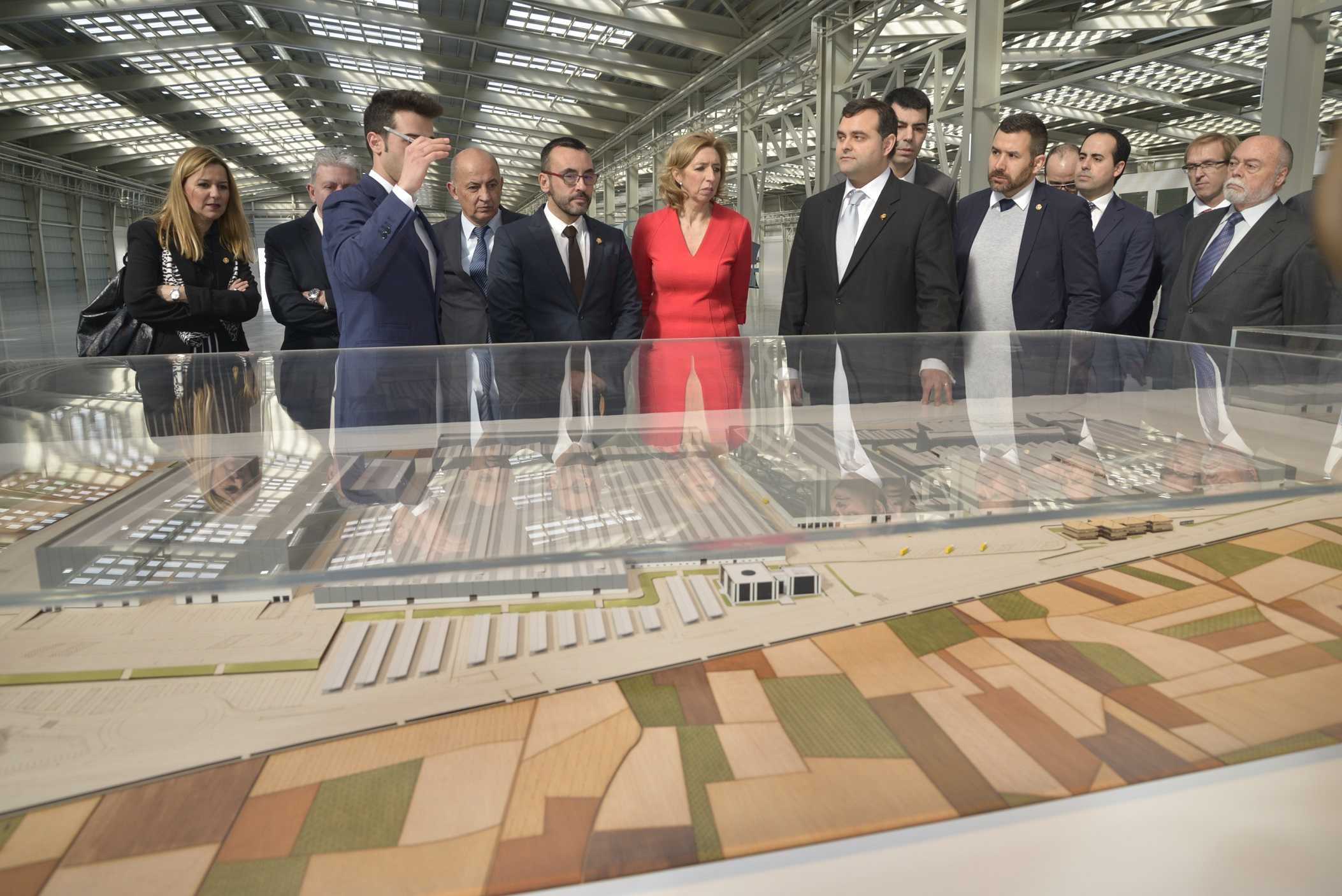 La consejera delegada de Porcelanosa, María José Soriano, muestra a las autoridades municipales de Vila-real la maqueta con los nuevos proyectos. - 