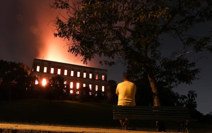 Un viandante contempla las llamas devorando el Museo Nacional de Brasil. Foto: EFE - 