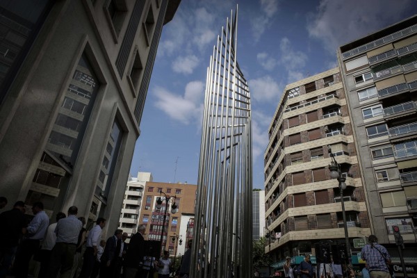  La obra de Andreu Alfaro 'Donant-li Voltes' ya luce en el centro de València