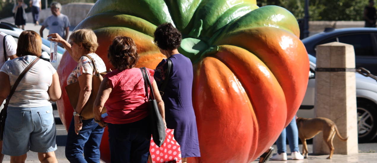 Las verduras gigantes de #Hortattack vuelven a las calles de València gracias a seis artistas urbanos