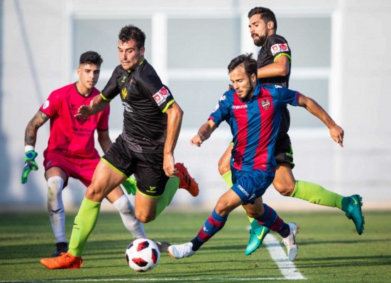 El Atlético Levante UD consigue en Olot un trabajado empate
