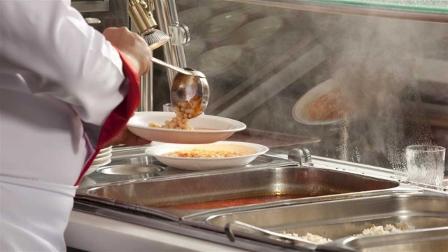 Más del 63% de los centros públicos españoles utiliza servicios externos de catering en los comedores