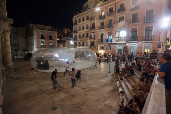 La llegada de la sala neumática a Alicante (fotos RAFA MOLINA)