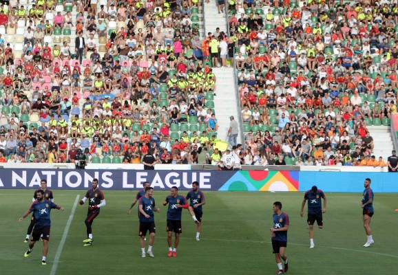 Más de 18.000 espectadores arropan a España en su entrenamiento en el Martínez Valero