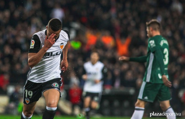 Rodrigo y Zaza resolvieron el último Valencia-Betis en Mestalla