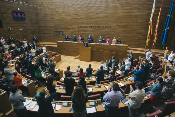 Becas para opositores, Metro nocturno, bajar el alquiler... Puig busca conectar con los jóvenes