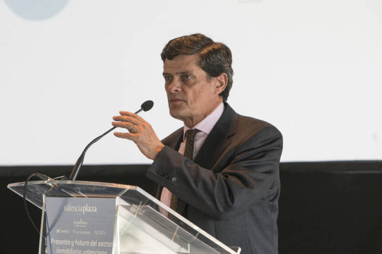  Jaime Echegoyen, presidente de al Sareb, en un acto organizado por Valencia Plaza. Foto: EVA MÁÑEZ  - 