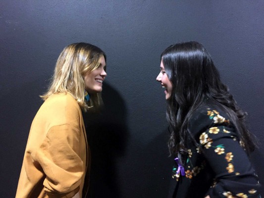 
La poesía es el nuevo espectáculo masivo. Elvira Sastre y Andrea Valbuena saben por qué