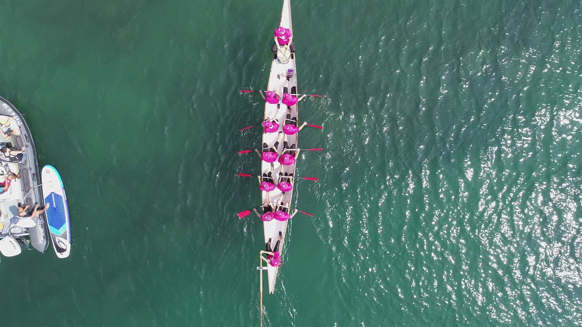 Doce mujeres intervenidas de cáncer de mama surcan este sábado La Marina en una piragua 'dragón'