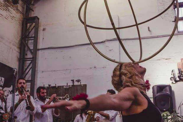 Russafa Escènica espandeix per València els moviments del hula hoop i l'spoken word