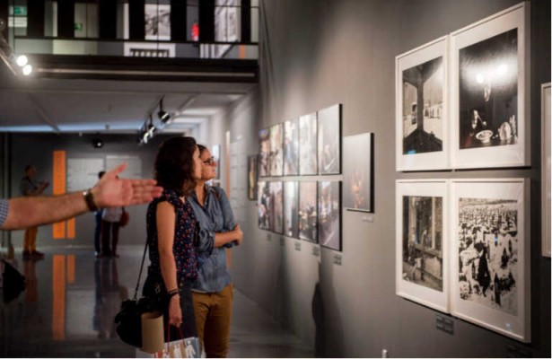 Falange, ejército, censura y religión: el Museu d'Etnologia aborda la huella social del franquismo 