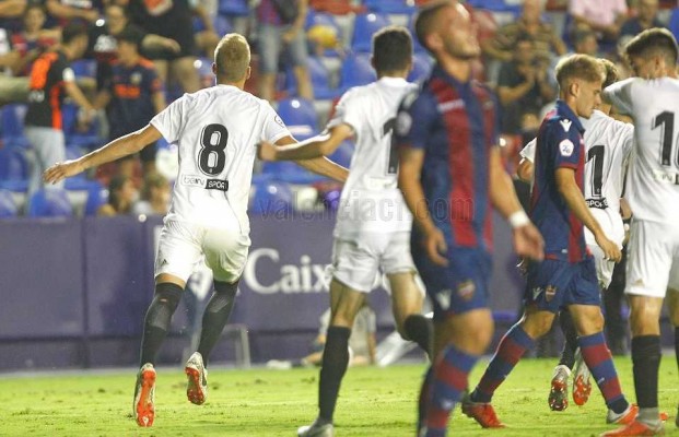 El VCF Mestalla conquista el derbi con un gol de Racic