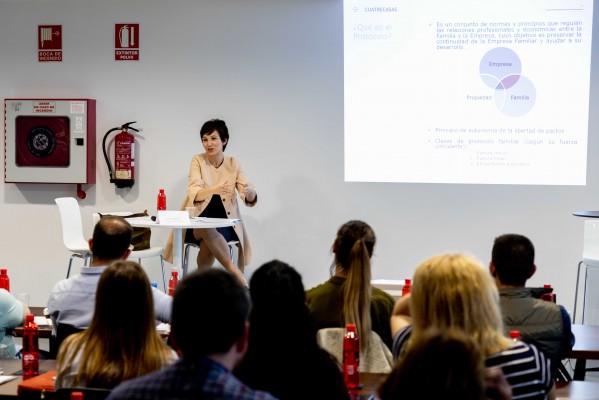 Debate sobre el protocolo familiar de Aefa, Cuatrecasas y la UA (Fotos: XIMO GARCÍA)