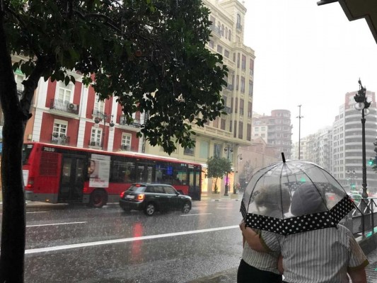 Las fuertes lluvias dejan casi 50 litros en València, 34 en Castellón y 29 en Alicante y más de 860 rayos