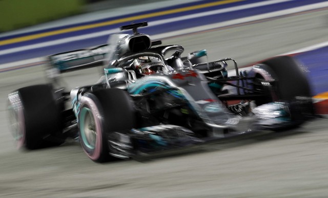 Hamilton voló con su Mercedes y saldrá desde la 'pole' en Singapur