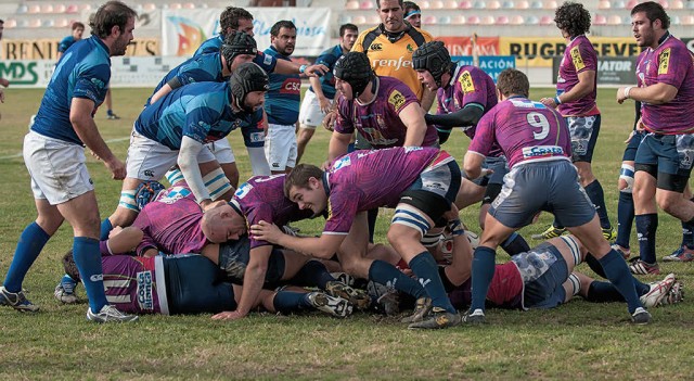 La Vila debuta con victoria tras remontar al Cisneros (17-21)