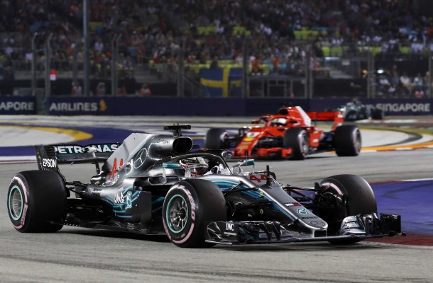 Hamilton gana en Singapur y aumenta en 10 puntos su ventaja sobre Vettel

