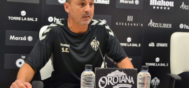 El Castellón destituye al entrenador Sergi Escobar

