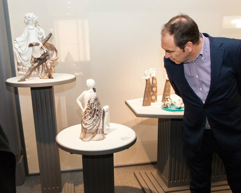 Visitante del Museo de Lladró en Tavernes Blanques. Foto: WIZIBLE - 