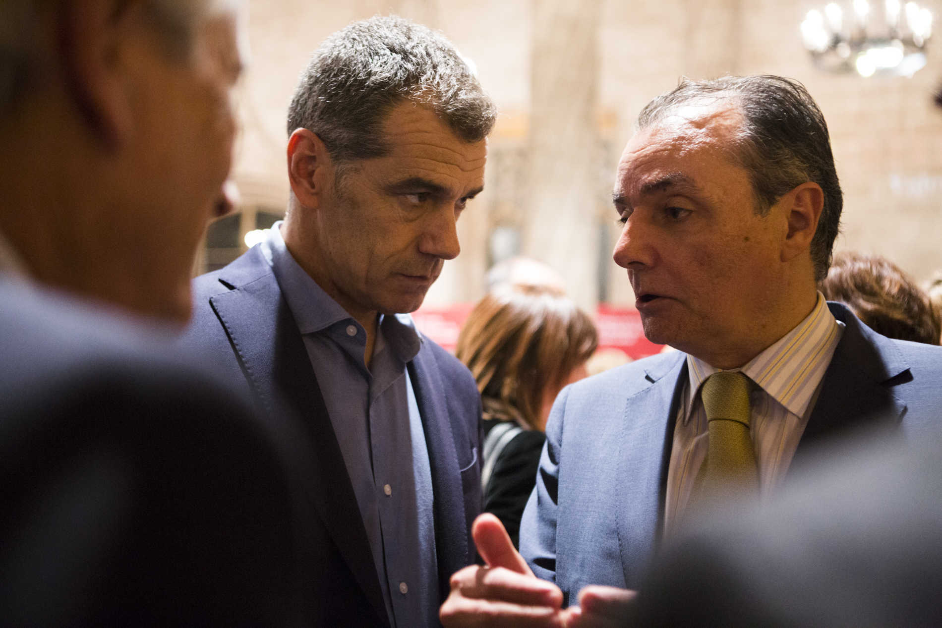 El diputado de Ciudadanos Toni Cantó con el presidente de la CEV, Salvador Navarro. Foto: ESTRELLA JOVER - 