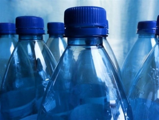 Identifican una bacteria que come botellas de plástico