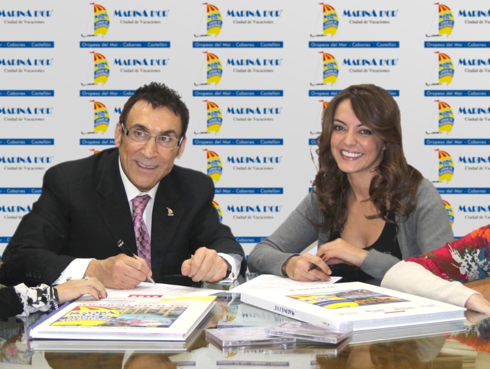 Jesús Ger, impulsor y propietario de Marina d'Or, junto a la cantante Merche, en una imagen de archivo - 