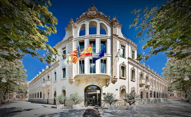 Disparan tracas y colocan una pancarta de madrugada ante el hotel de la Juve

