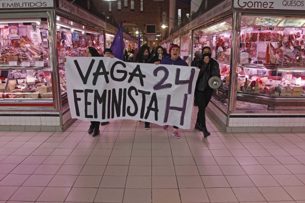 La huelga feminista en la provincia de Alicante, en imágenes (fotos RAFA MOLINA/EFE)