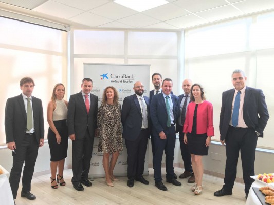 CaixaBank reúne a cincuenta empresarios en Benidorm para analizar las ventajas del factoring, el confirming y el leasing
