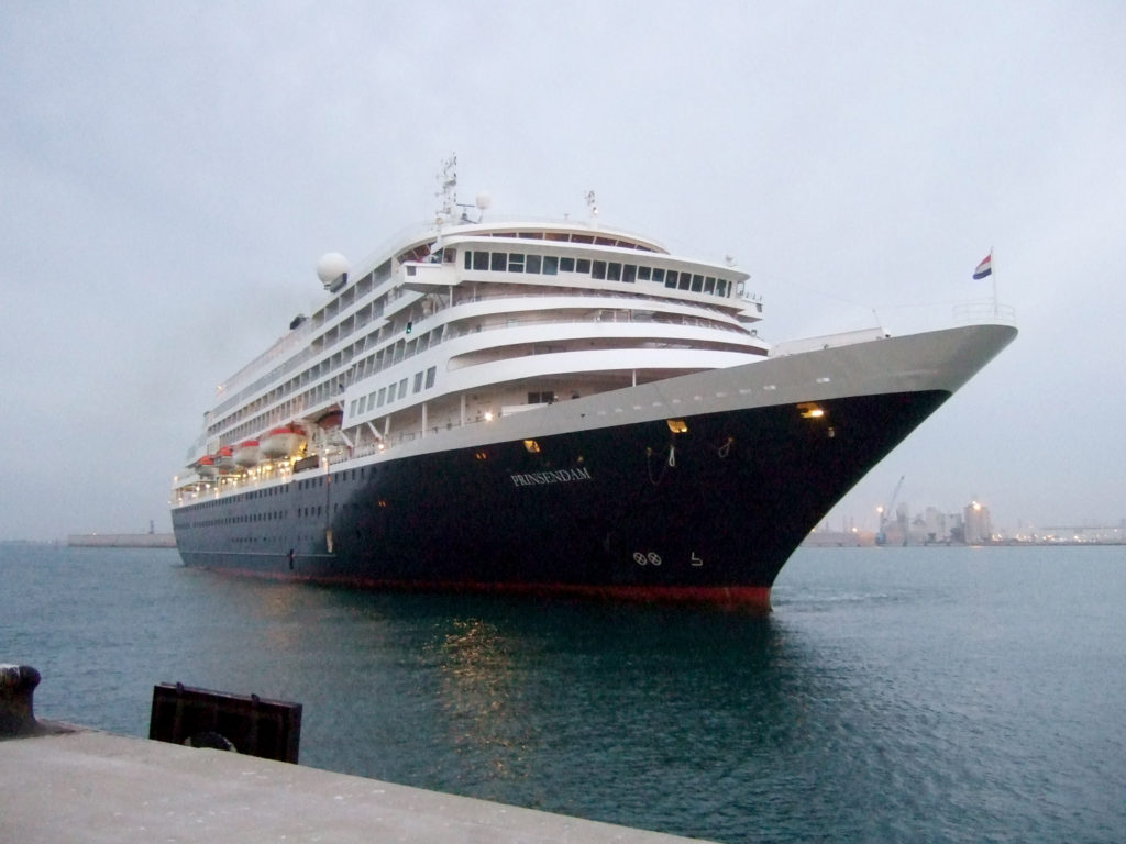 Un crucero llega al puerto de Castellón (foto: PortCastelló) - 