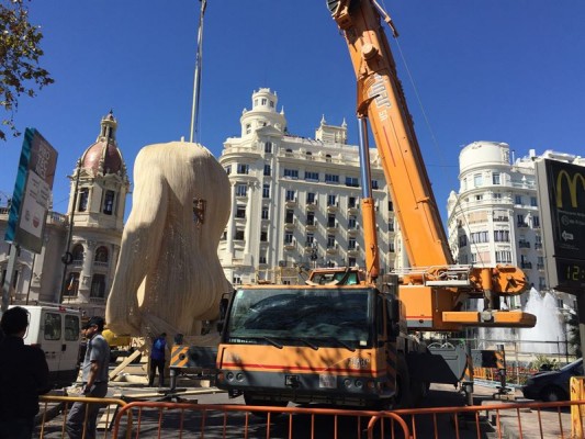 La Falla municipal cobra vida con una plantà anticipada y espectáculo pirotécnico