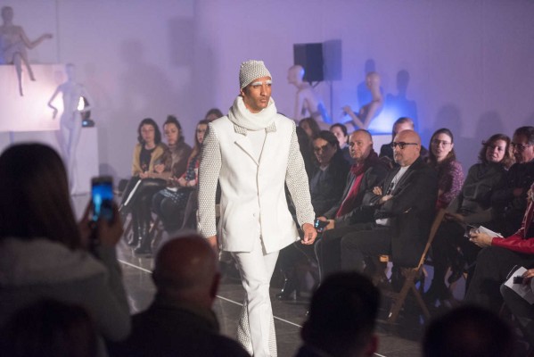 Artenblanc, la moda inmaculada desfila en la Lonja de Alicante (Fotos RAFA MOLINA)