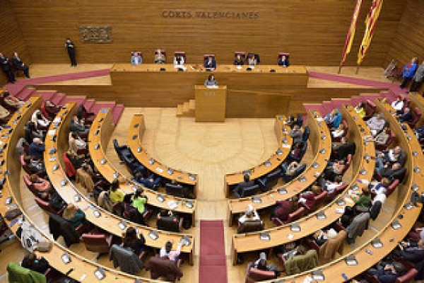 Los cinco grupos presentan en Les Corts una PNL para aumentar los derechos de los autónomos