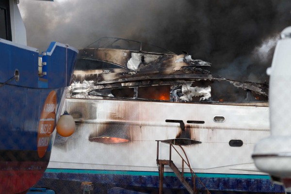 Incendio de un yate en el Puerto de Alicante (fotos PEPE OLIVARES)